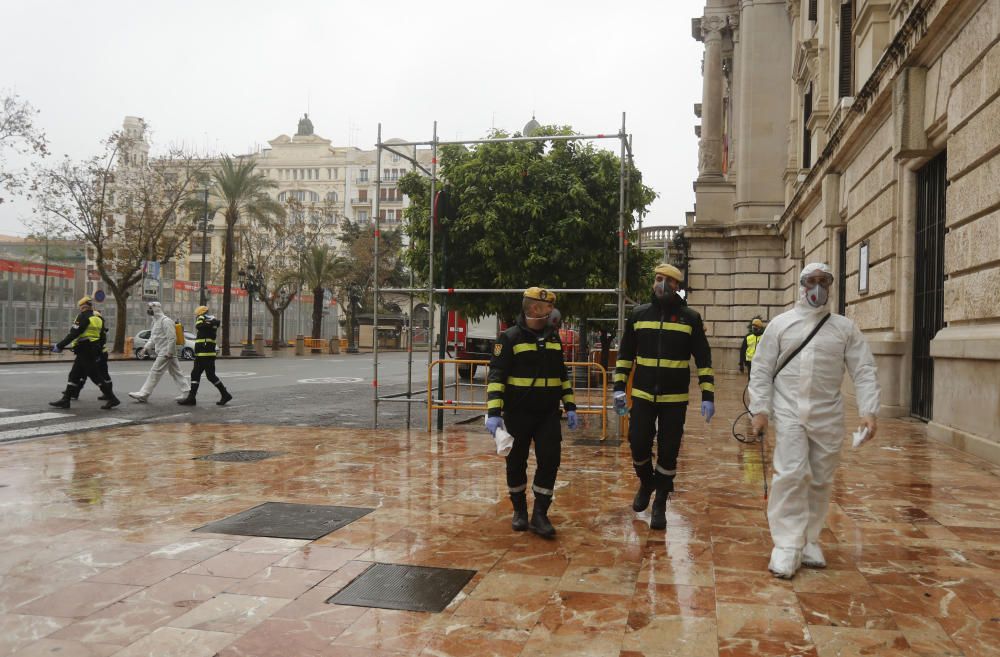 La UME desinfecta la plaza del Ayuntamiento de València por el coronavirus