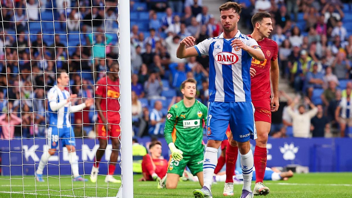 Javi Puado, “orgulloso” de seguir vistiendo la camiseta blanquiazul