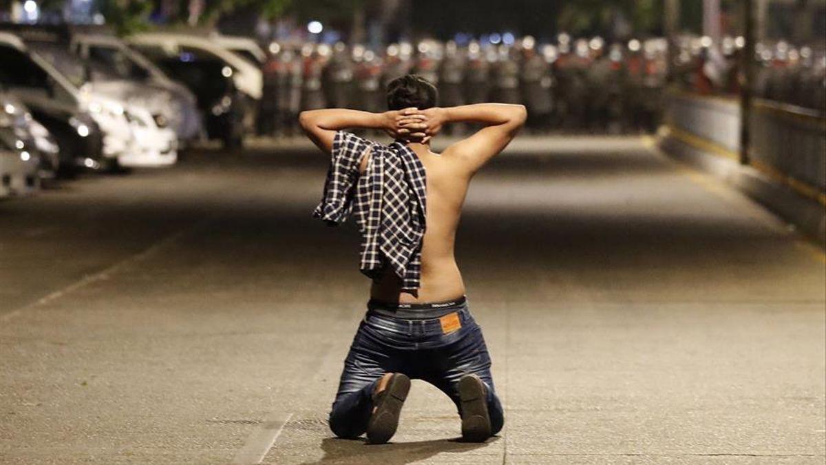 La policía birmana carga contra una protesta nocturna en Rangún