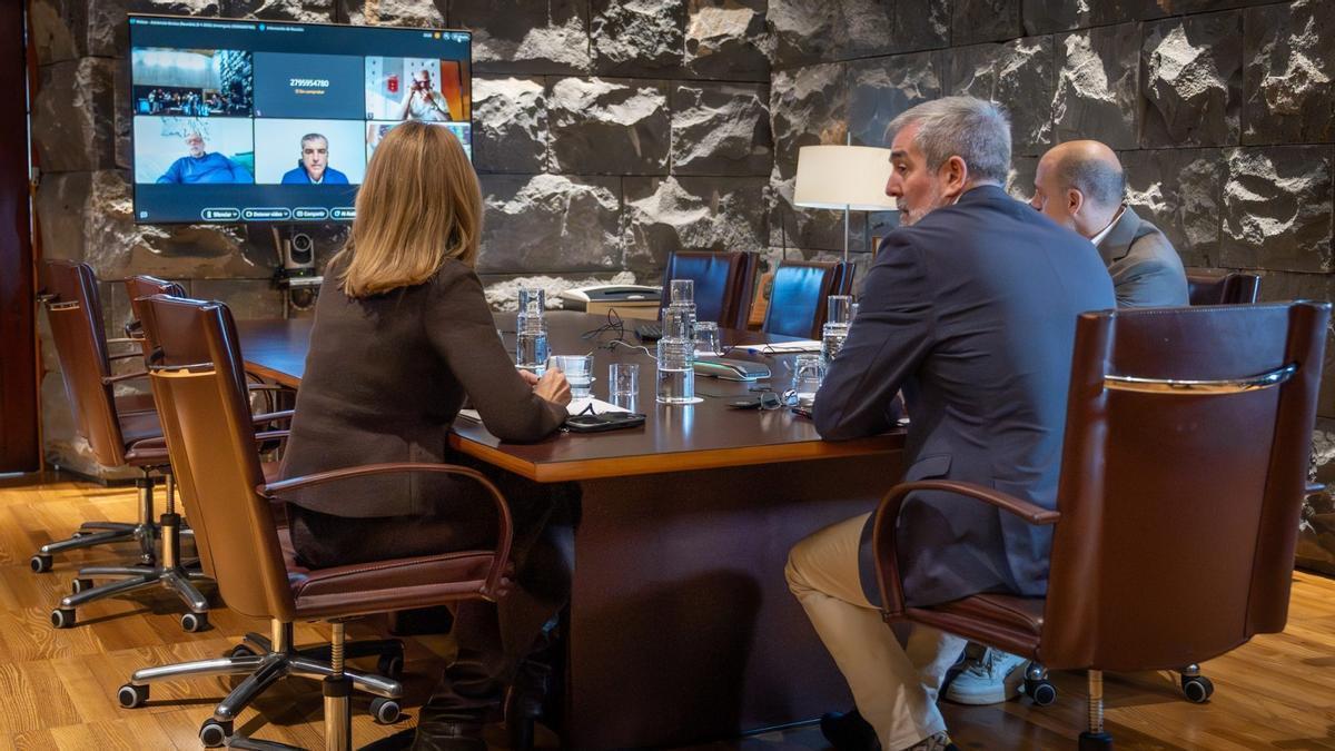 El presidente Fernando Clavijo (c) junto a Luz Reverón y Alfonso Cabello durante la reunión telemática par aanalizar la situación de los canarios en Venezuela.