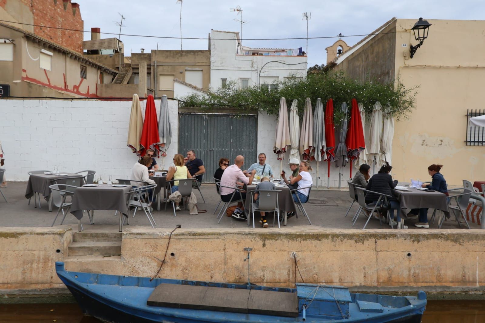 Los restaurantes en el Palmar, a medio gas por el incendio en El Saler