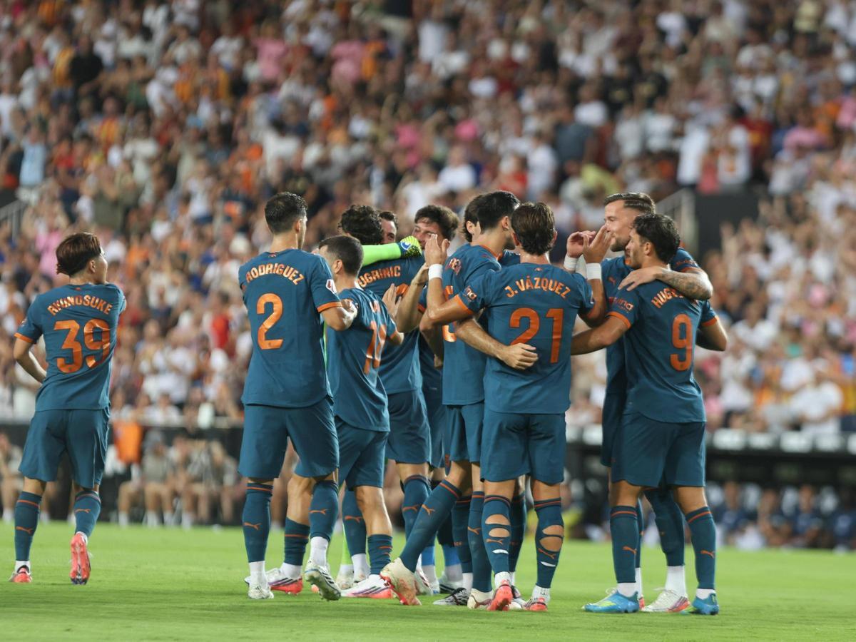 Los jugadores del Valencia CF celebran en gol de Ugrinic