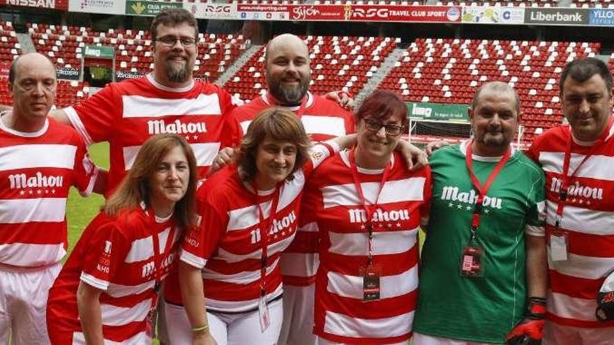 A la izquierda, foto de familia de uno de los equipos y, debajo, un choque entre dos jugadores en uno de los partidos.