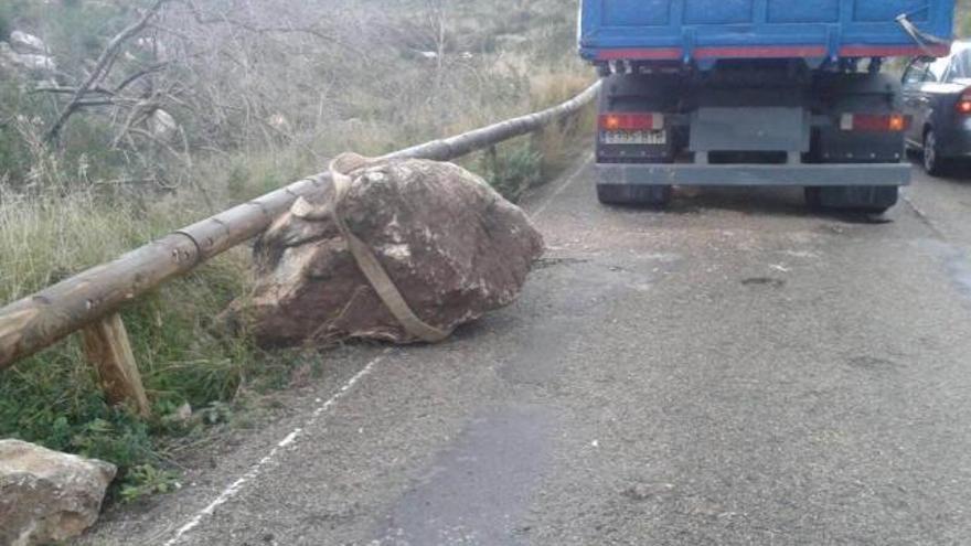 Retiran rocas en la carretera con Andratx