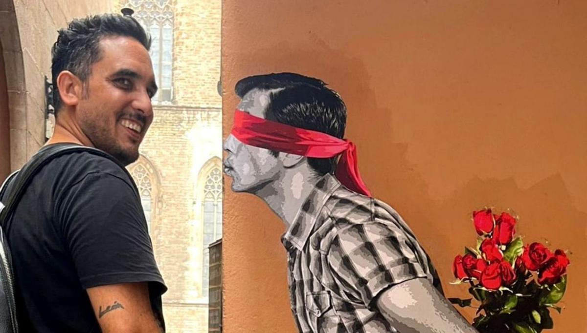 Alberto León ante su mural en el barrio del Born de Barcelona. | | EVA PRIEGO