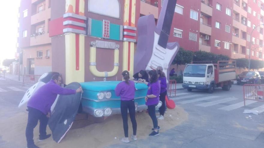 Falleros y falleras de Parc de la Canya, pintando su monumento