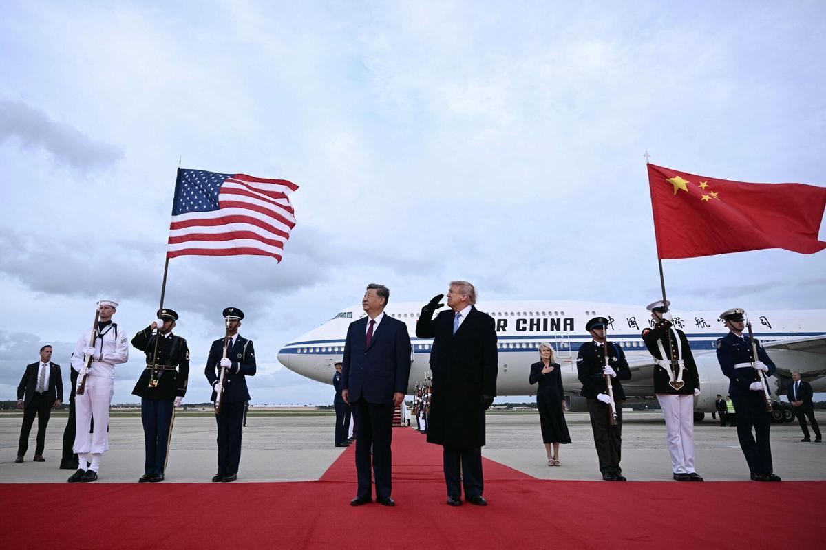 Washington (Estados Unidos), 23/09/2026.- El presidente de EEUU, Donald Trump, reacciona al paso de un bombardero B-1 durante los himnos nacionales en la bienvenida al presidente chino, Xi Jinping, en la base aérea de Andrews.