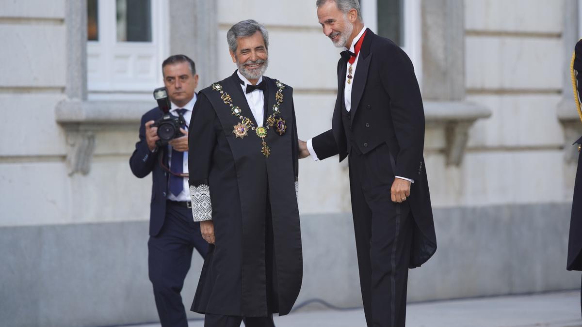 El rey Felipe VI con Carlos Lesmes en la apertura del año judicial. DAVID CASTRO