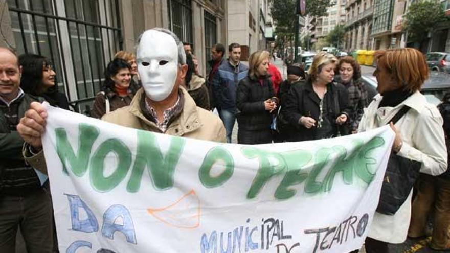 Padres y alumnos adultos de la escuela se manifestaron ayer en contra del cierre del centro.