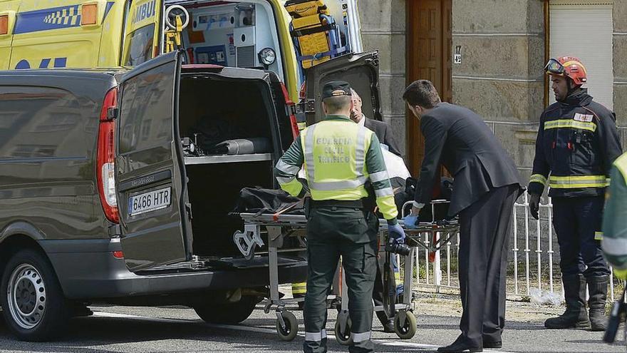 La Guardia Civil y bomberos en un atropello mortal en la provincia de Pontevedra. // Gustavo Santos