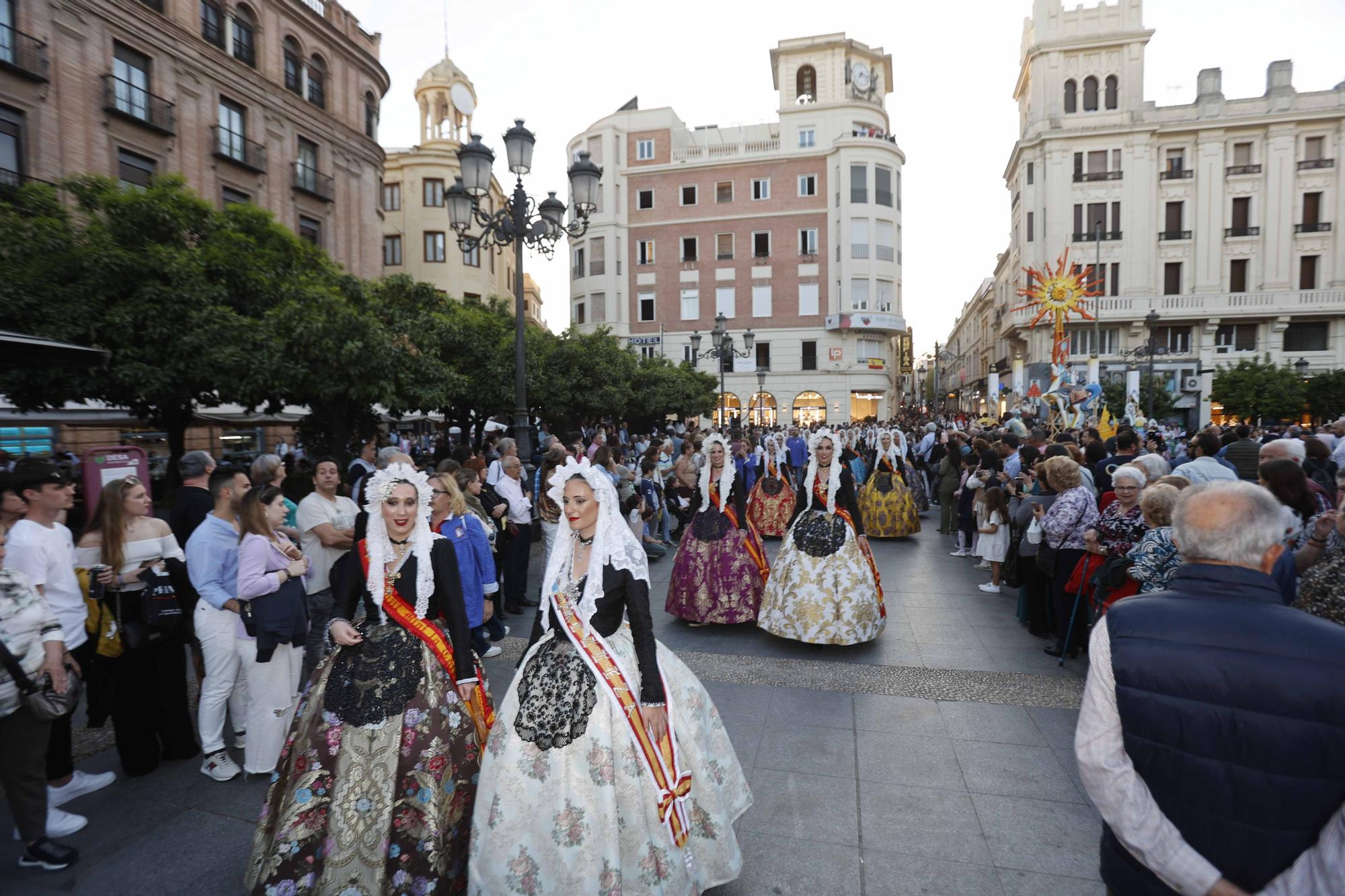 Pasacalles de las bellezas  y cremà Hogueras de Sant Joan en Córdoba