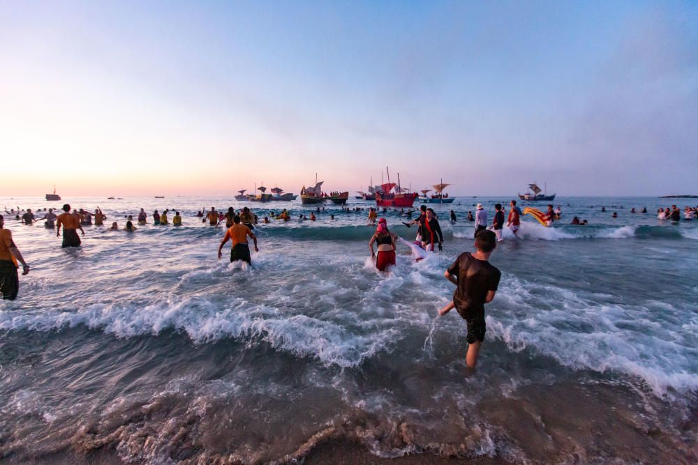 Santa Marta protege de nuevo a La Vila en el Desembarco de las Fiestas de Moros y Cristianos.