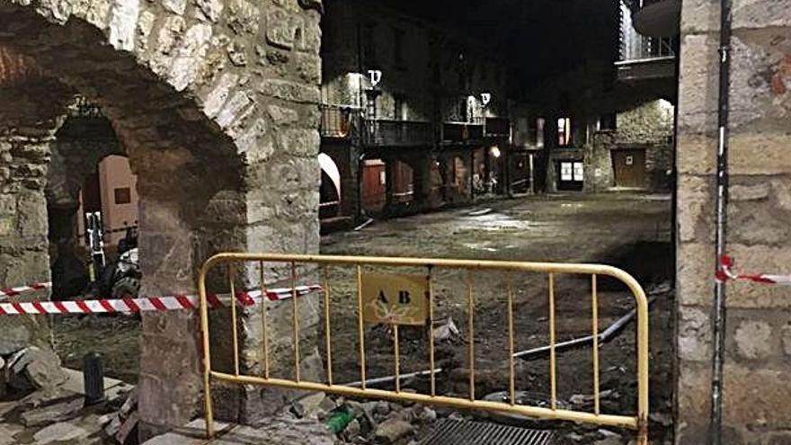 Les obres, ara aturades, de la plaça Major de Bellver de Cerdanya