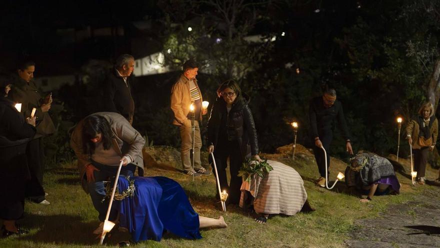 Oímbra se arrodilla con la procesión de Penitentes