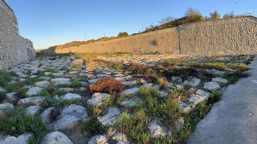 El Ayuntamiento de Alicante limpia el tramo superior del barranco de las Ovejas tras la presión vecinal pese a las reticencias iniciales del bipartito