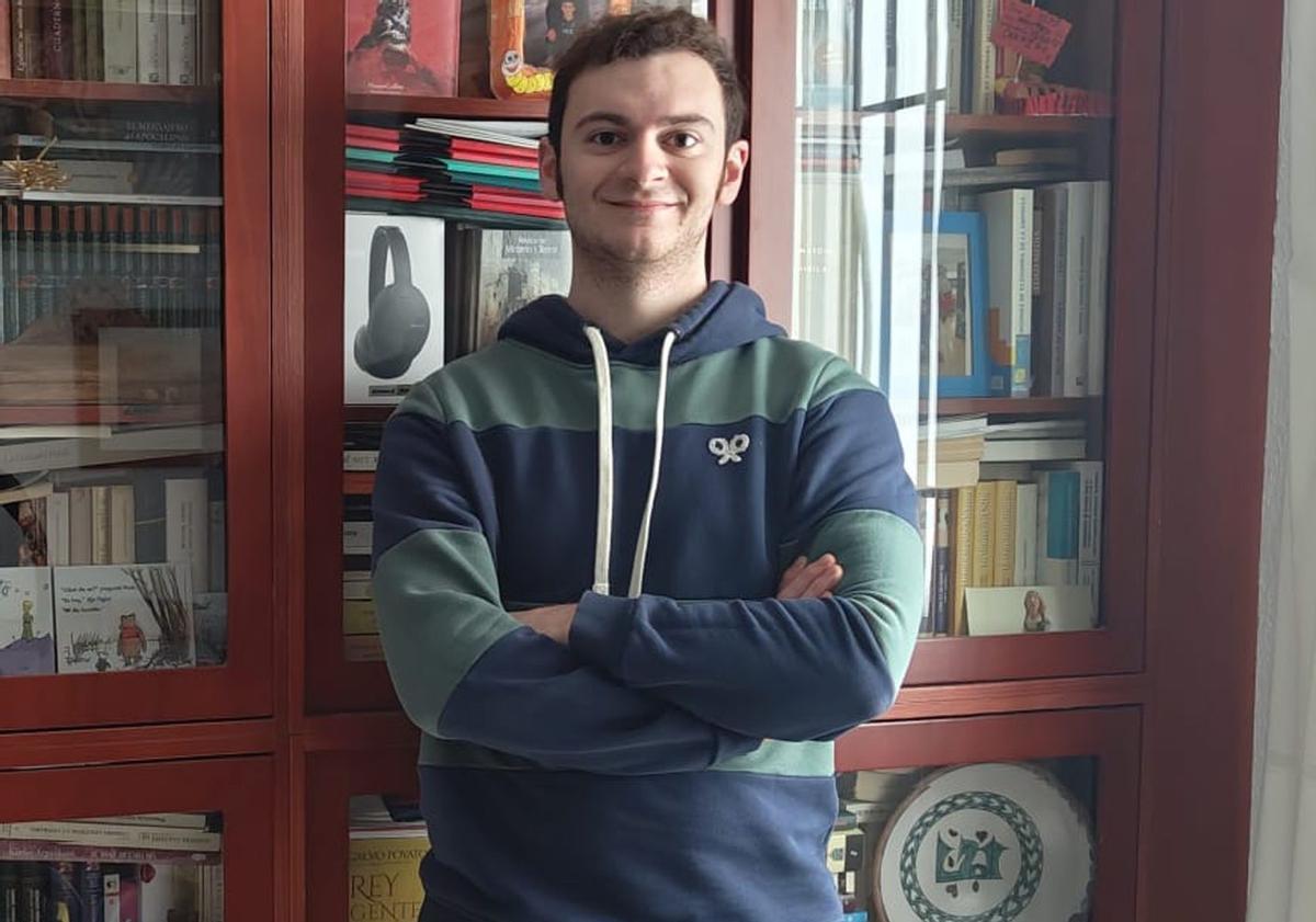 El joven estudiante cordobés, José Antonio Fuentes, posa en su vivienda de Lucena.