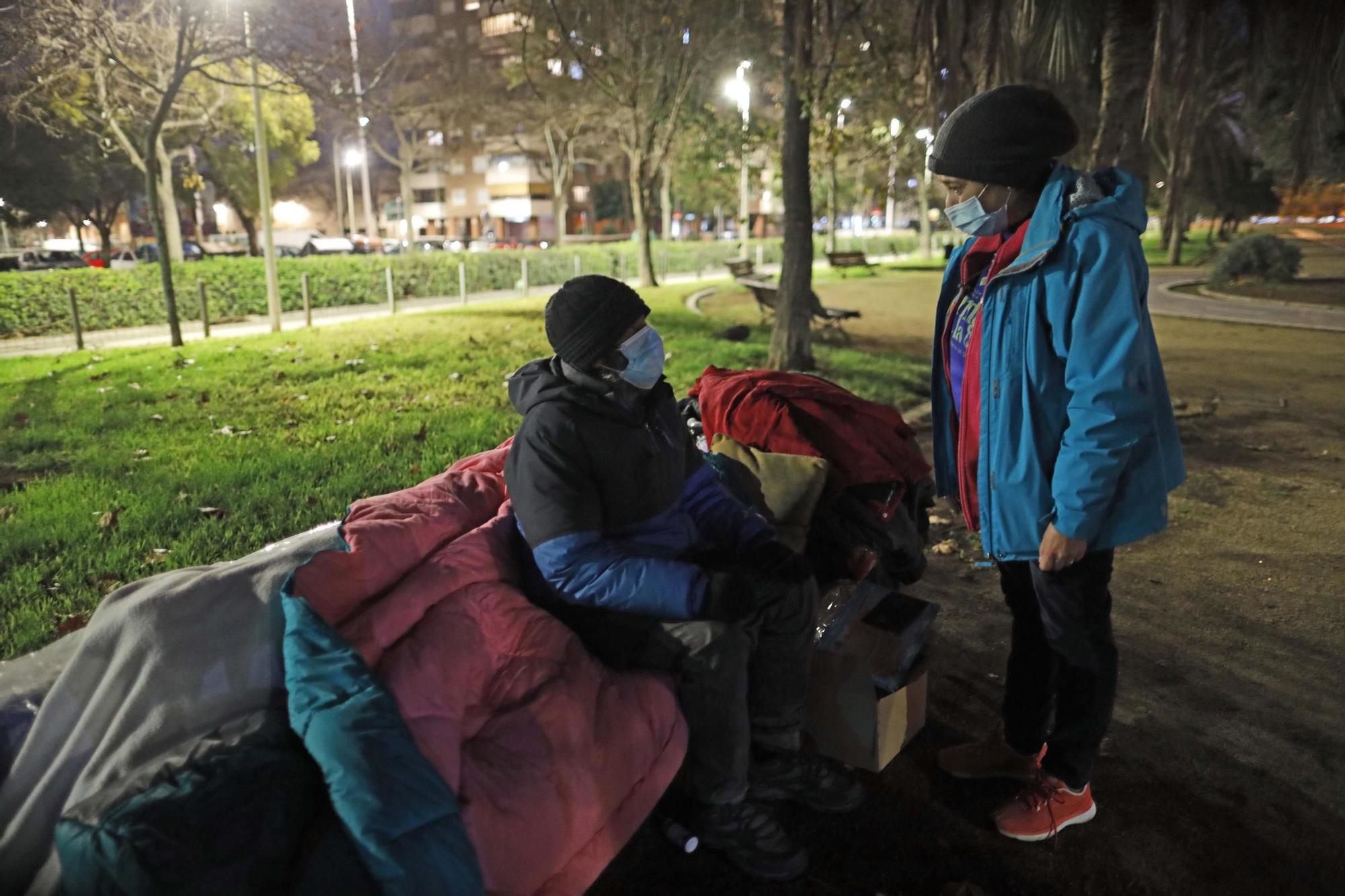 Amigos de la Calle reparte alimentos calientes y ropa para que las personas sin techo ganen la batalla a las bajas temperaturas