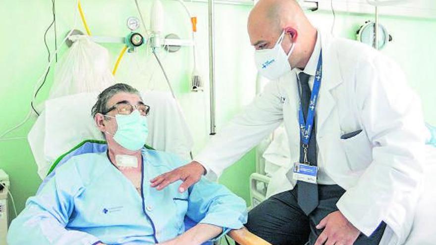Jordi, trasplantado de pulmón tras el covid, con el doctor Alberto Jáuregui. | | MARTÍ FRADERA