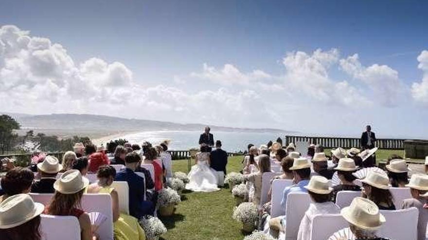 Boda oficiada ayer por el alcalde en La Atlántida. // FdV