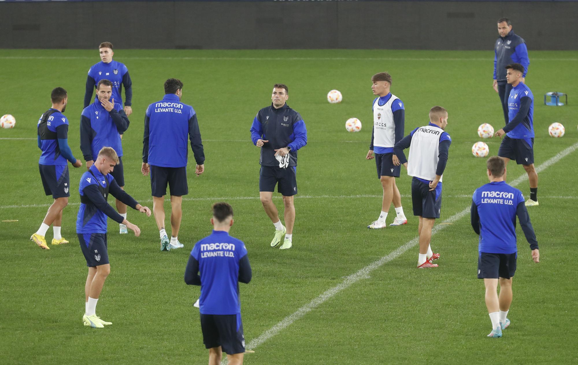 El Levante UD entrena en el Ciutat antes de viajar a Olot