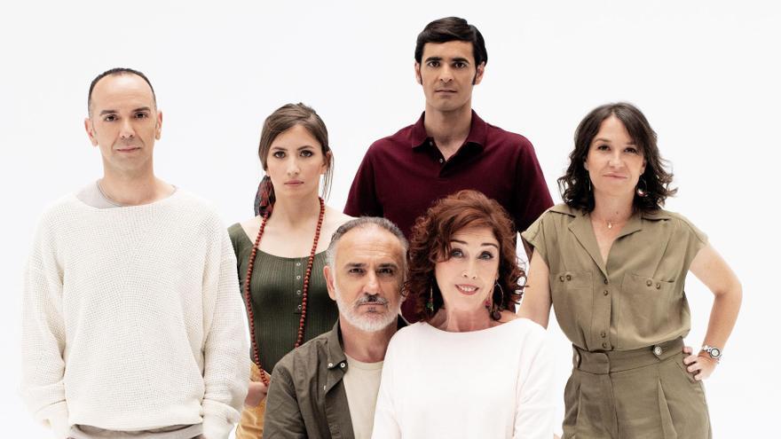 El reparto de 'Las cosas que sé que son verdad', con Verónica Forqué.