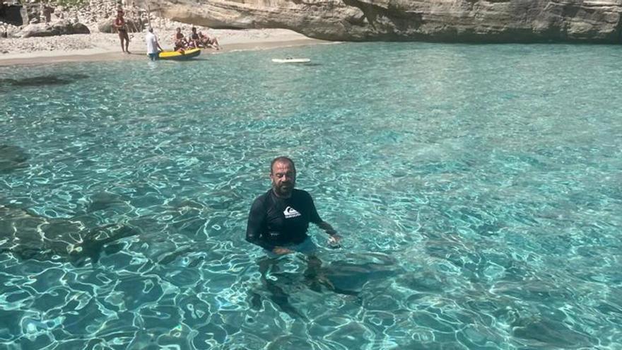 Gabriel Escarrer se relaja en las aguas de Formentera