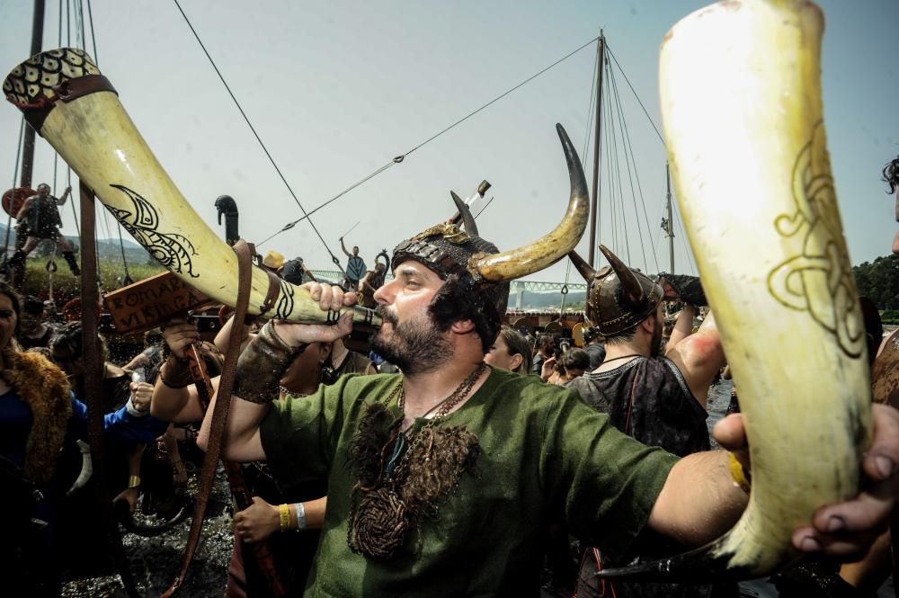 Las hordas vikingas desembarcan con sus armas y sus gritos de guerra en Catoira ante 30.000 personas.