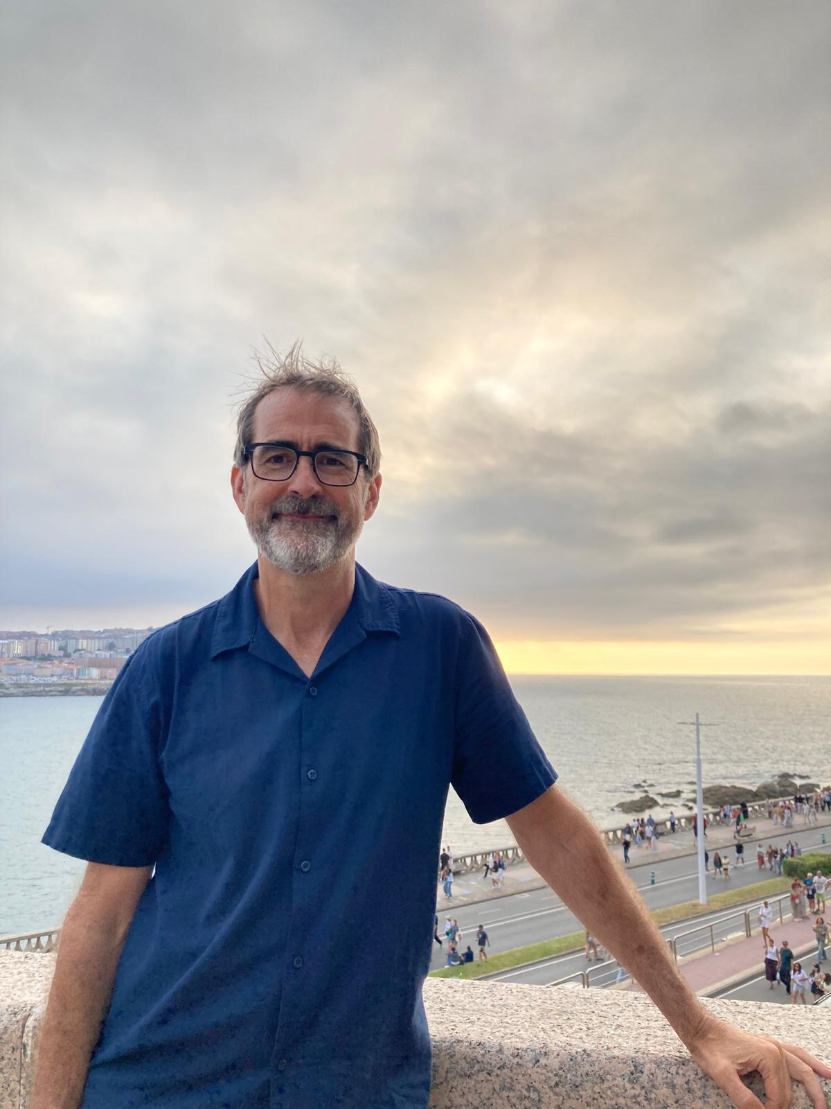 Marcos Pérez Maldonado, en el exterior de la Domus, antes de ver el eclipse solar total, este miércoles, en A Coruña.
