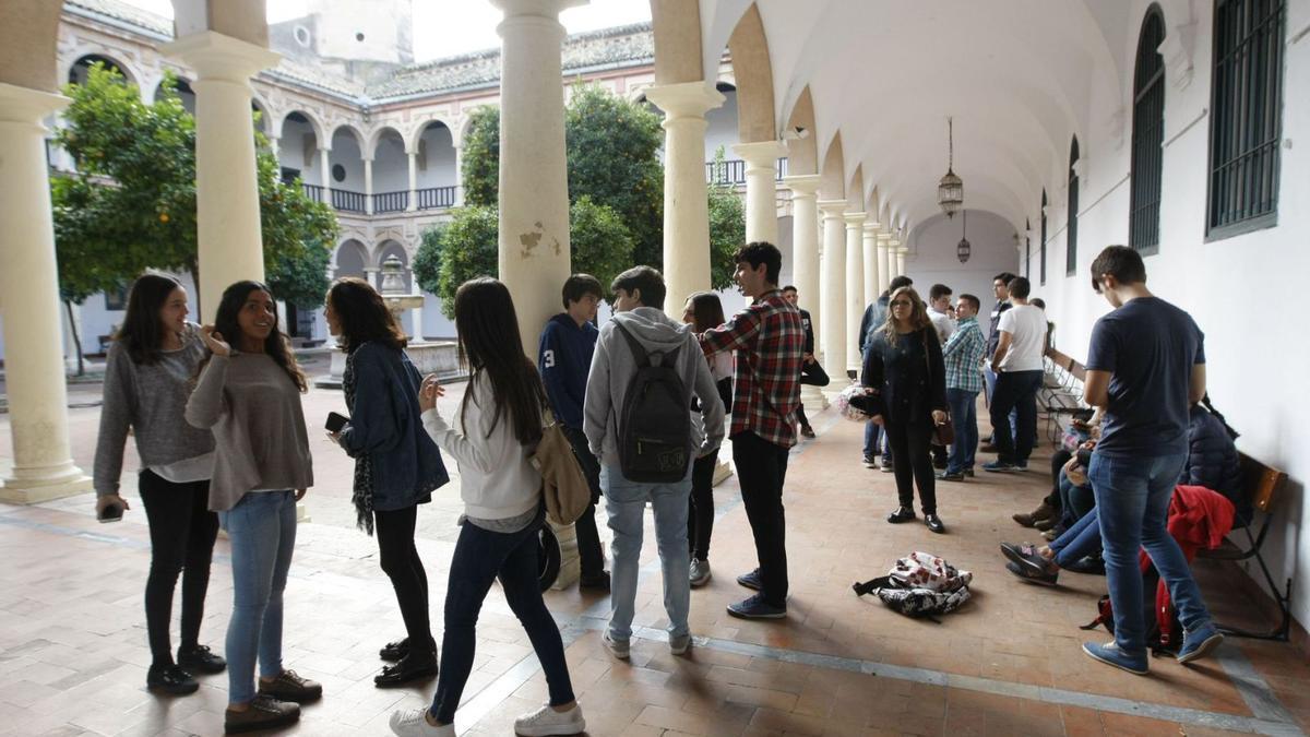 Estudiantes en la Facultad de Derecho de la UCO.