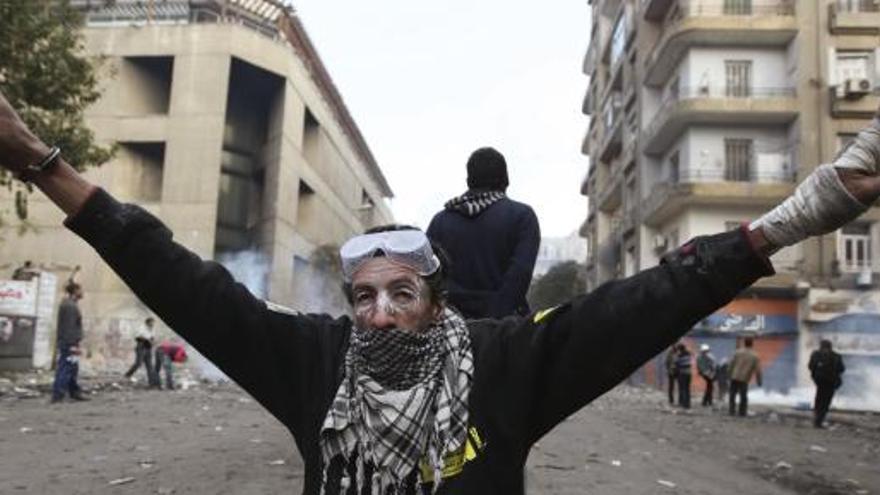 Una manifestante, ante la plaza Tahrir.