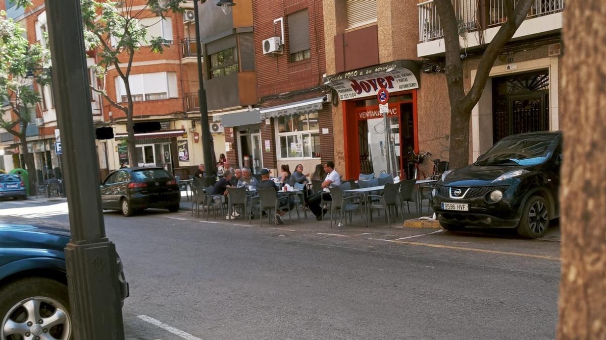 Coche aparcado en doble fila junto a un bar en la calle Padre Méndez de Torrent.