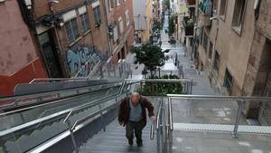 Barcelona 06/11/2025 Barcelona Ecaleras mecánicas de la Bajada de la Gloria o Baixada de la Glòria, reparadas recientemente despues de un año que se estrenaron, se estropean a menudo y los vecinos no están contentos con el funcionamiento. Hoy no funcionavan los tramos medios, donde hay mayor inclinación. FOTO DE RICARD CUGAT