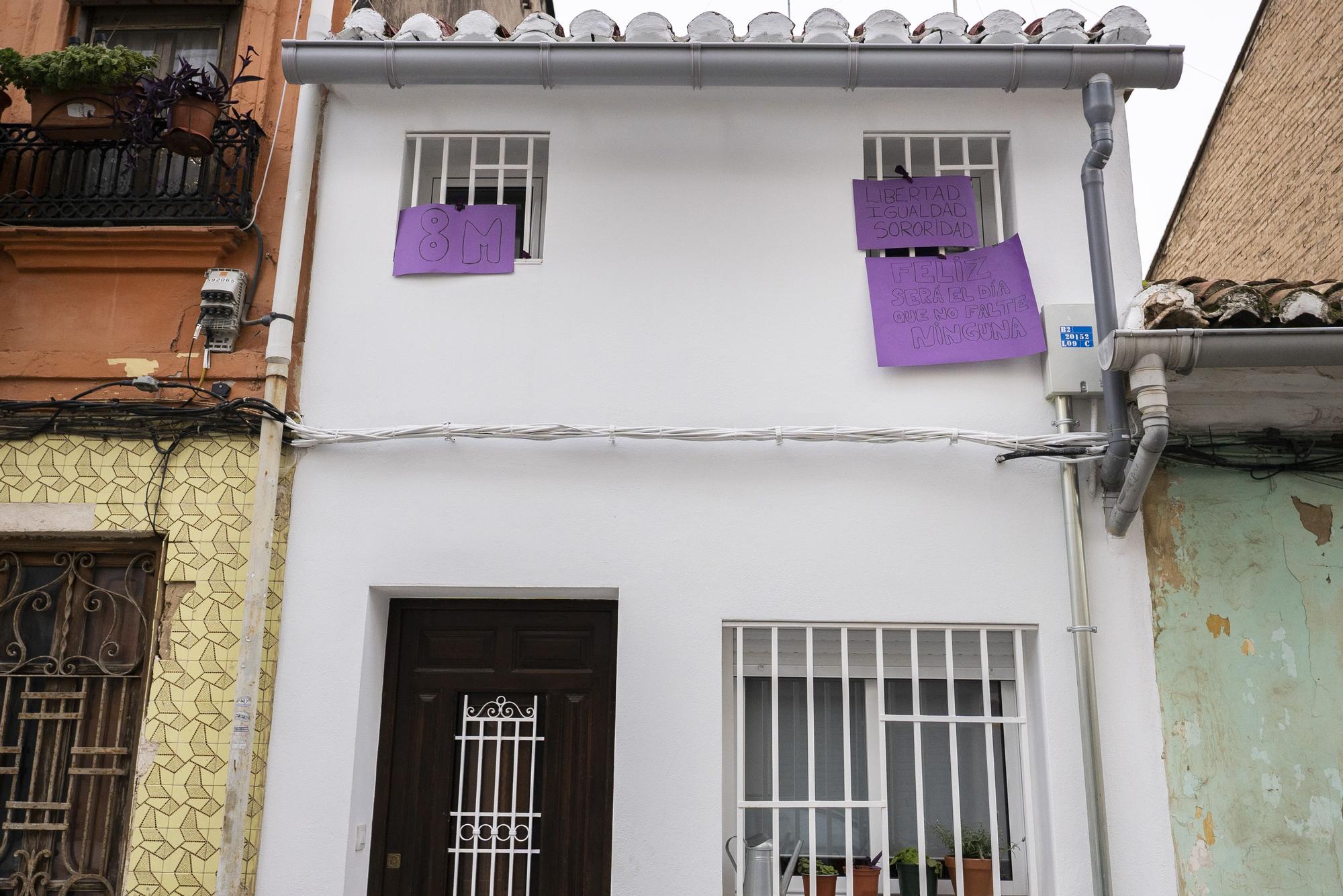 València engalana sus balcones por el 8M