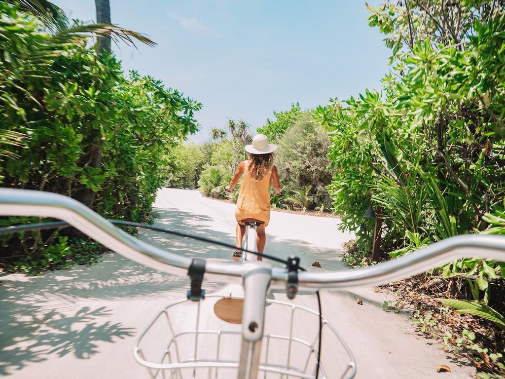 Recorrido en bicicleta por una de las islas.