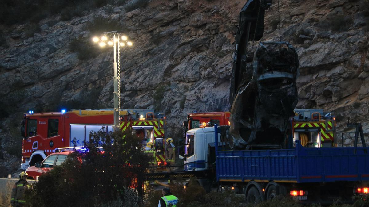 Retirada del vehicle accidentat a la TV-3022 al Perelló