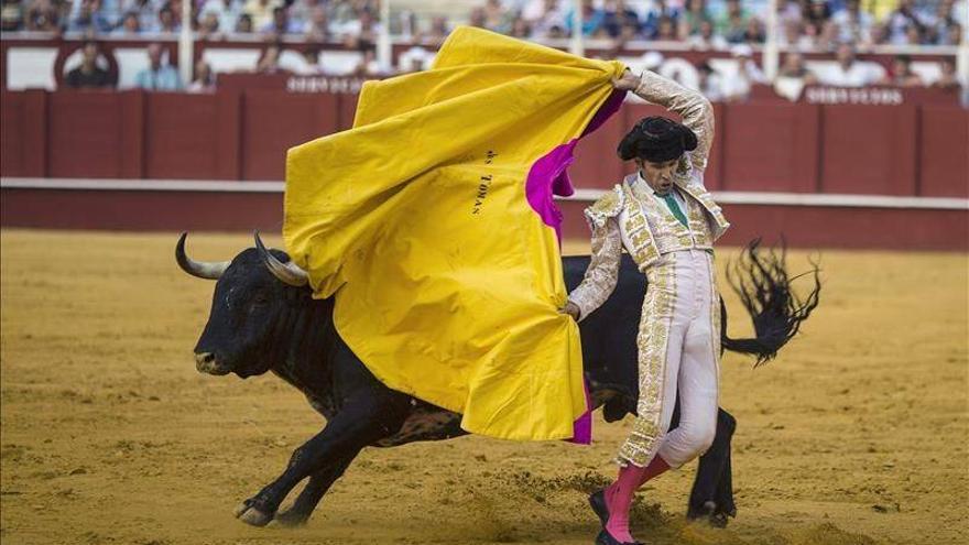 José Tomás corta tres orejas y sale a hombros en Málaga