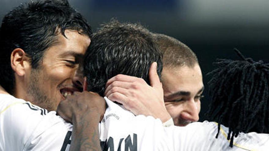 Los jugadores del Real Madrid se abrazan tras marcar el gol que les colocaba líderes de la tabla.