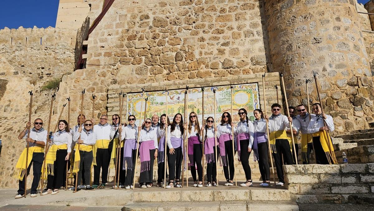 Madereros al pie del castillo de Cofrentes.