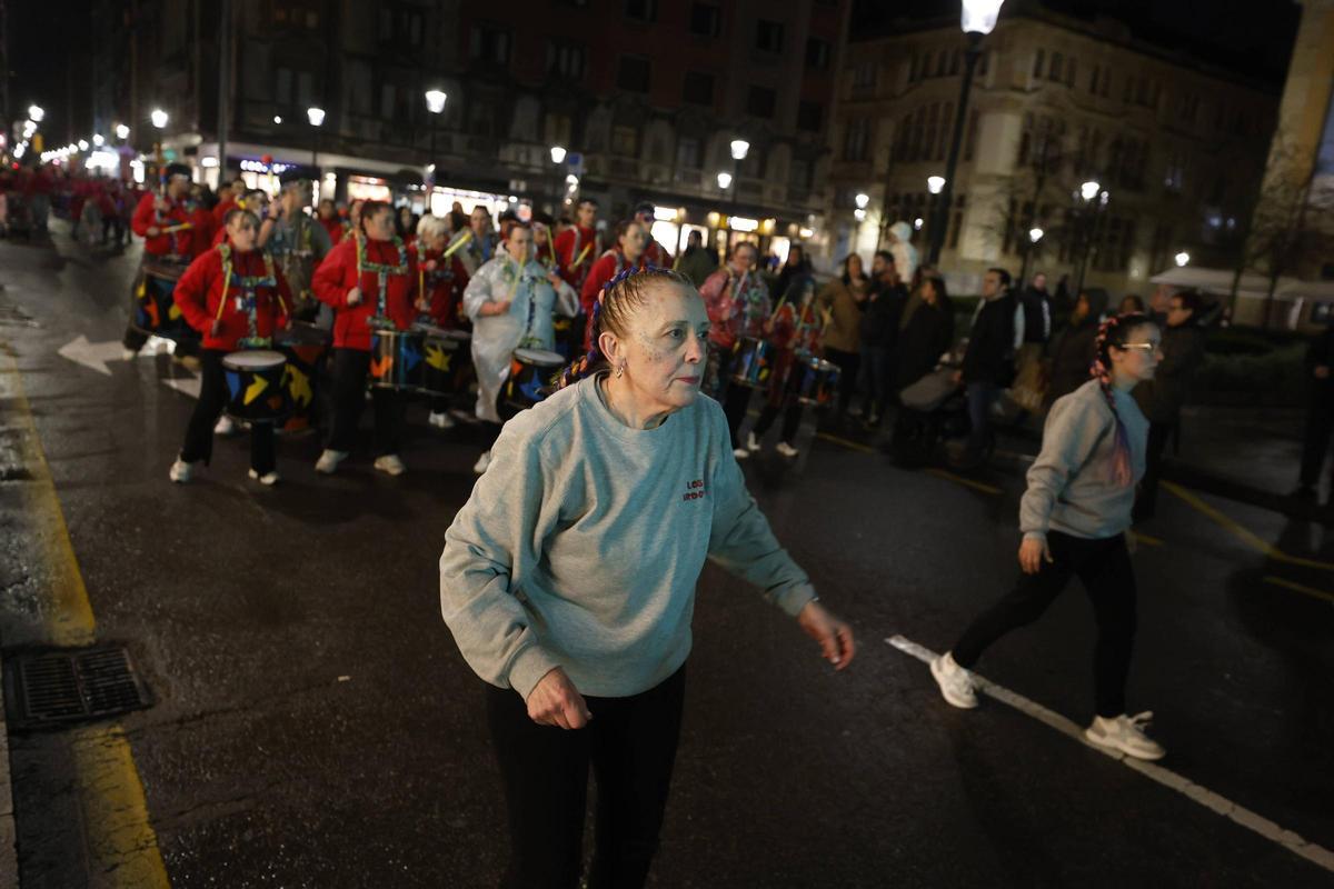 El pasacalles para abrir el Carnaval de Gijón, en imágenes