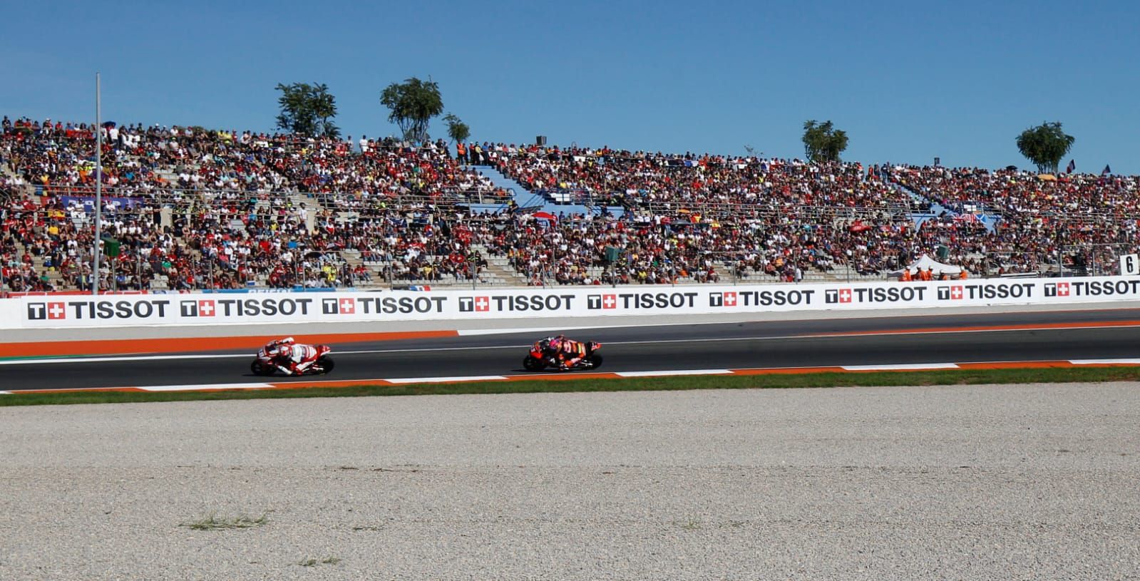 Ambiente en Cheste con las carreras de Moto2 y Moto3