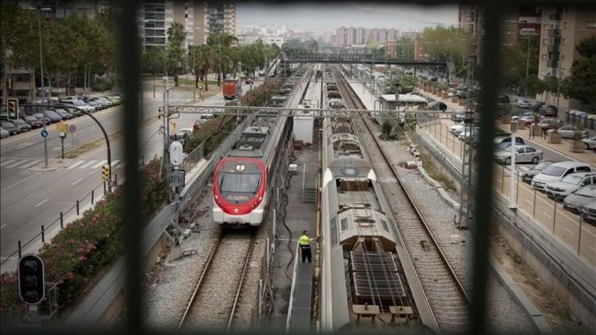 El tren a su paso por la Avenida Vilanova.