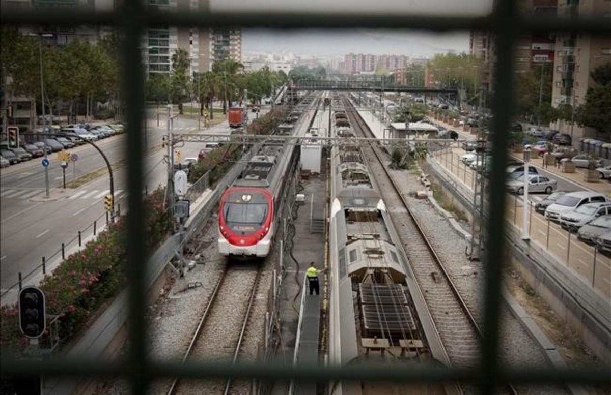 El tren a su paso por la Avenida Vilanova.