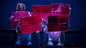 Los actores de Joglars en una escena de ’Zénit’ que se representará el 27 de junio en el Teatre Narcís Masferrer.