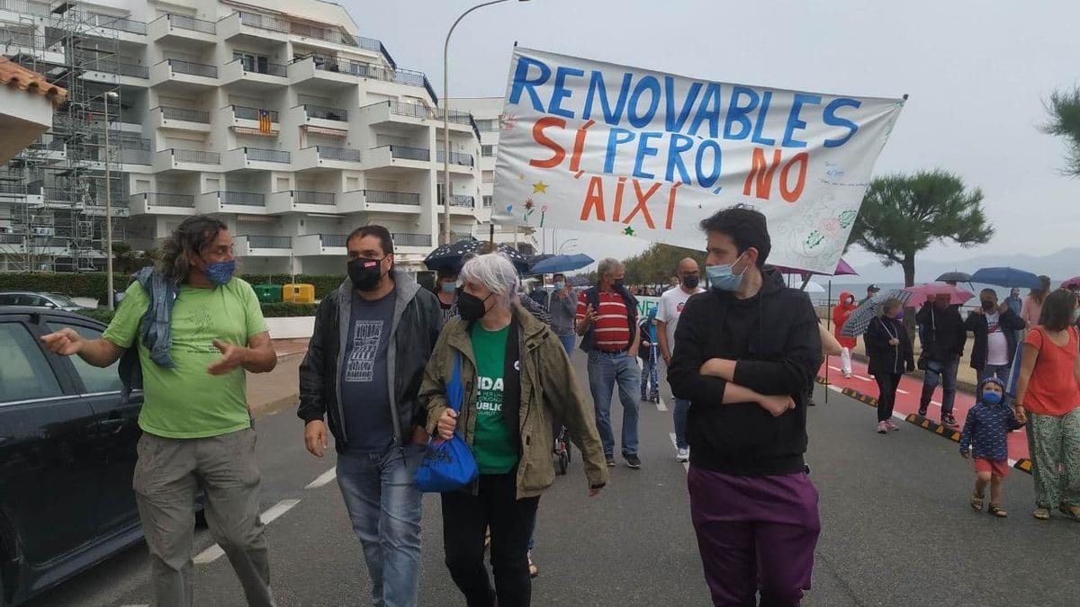 Membres de la CUP en una manifestació per les energies renovables