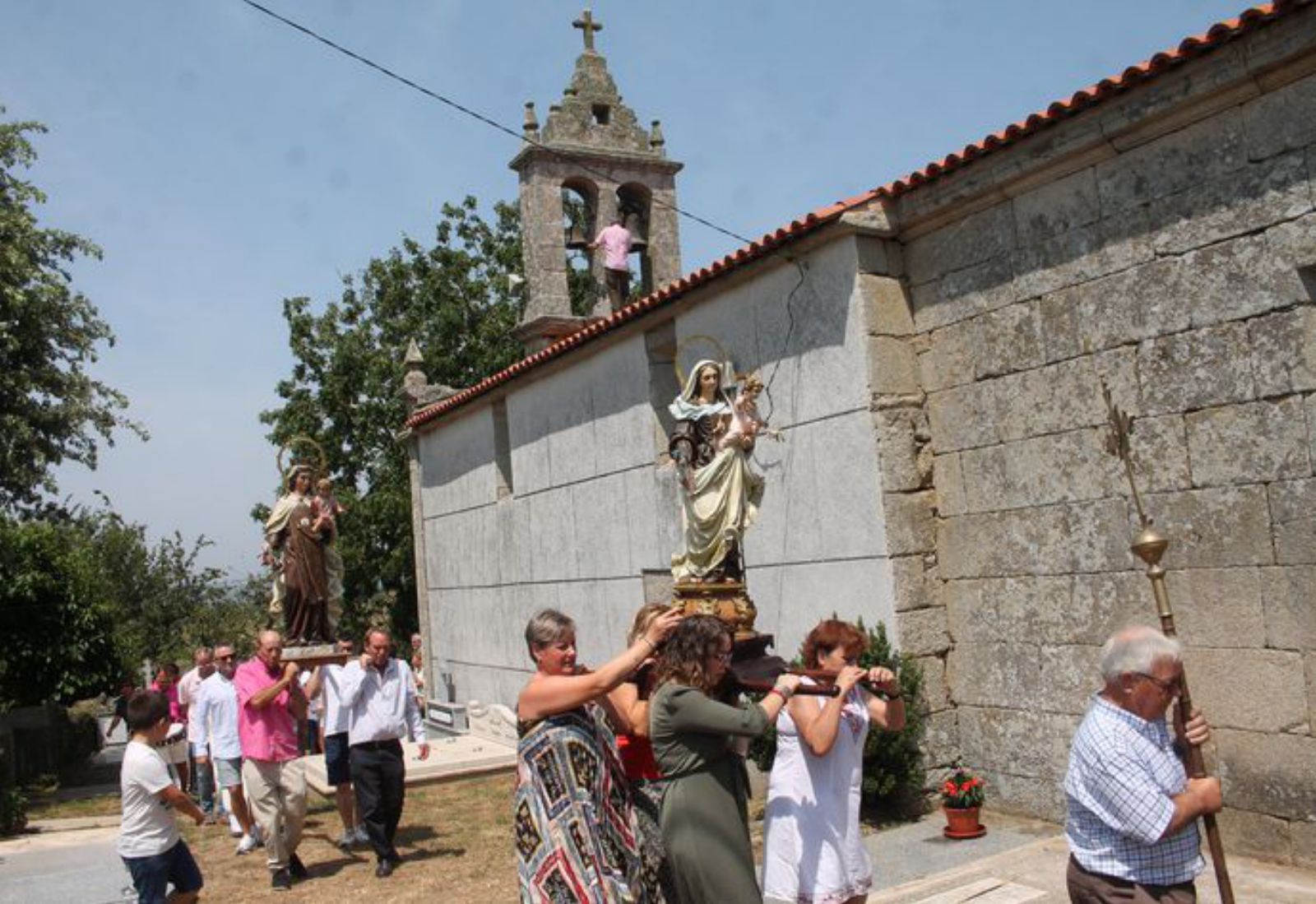 En Esperante saen dúas imaxes da Virxe do Carme. 