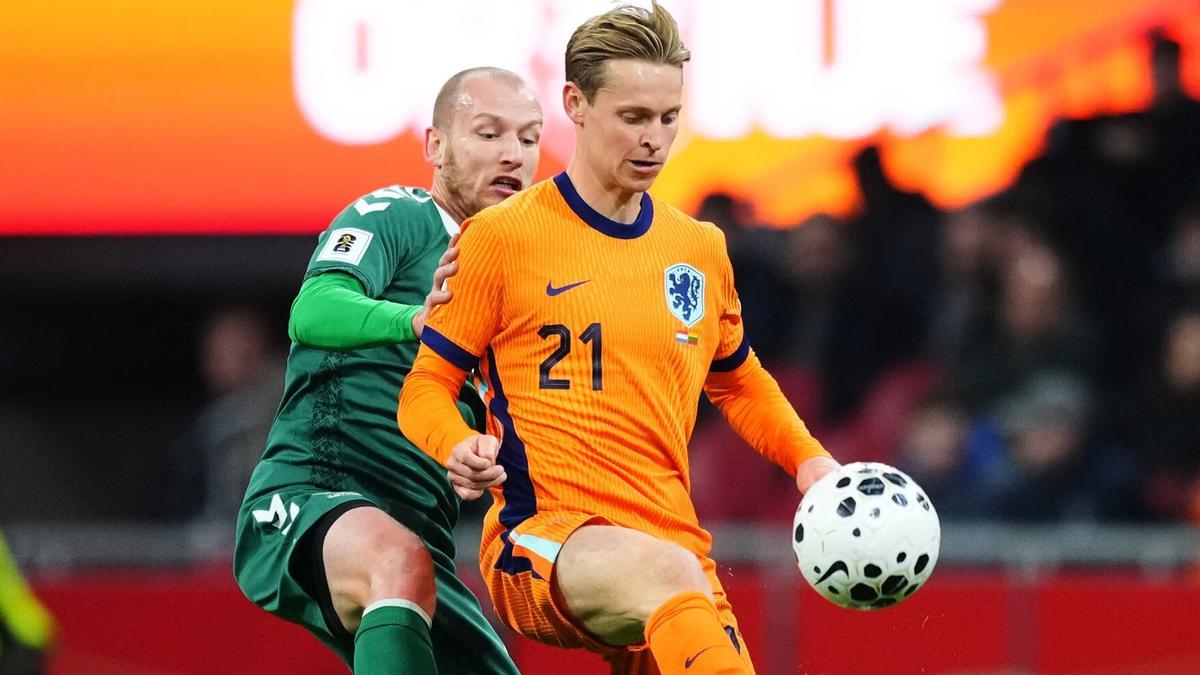 De Jong controla un balón en el partido de este lunes contra Lituania.