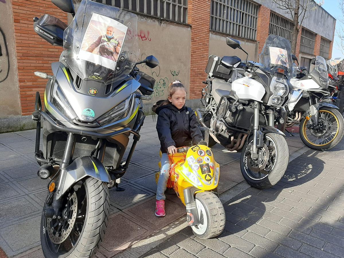 El homenaje a José Manuel Prado, "Chechu", el motero fallecido en Posada, en imágenes