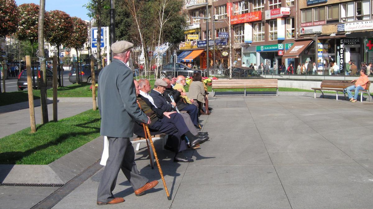 Pensionistas en una calle de Santander.