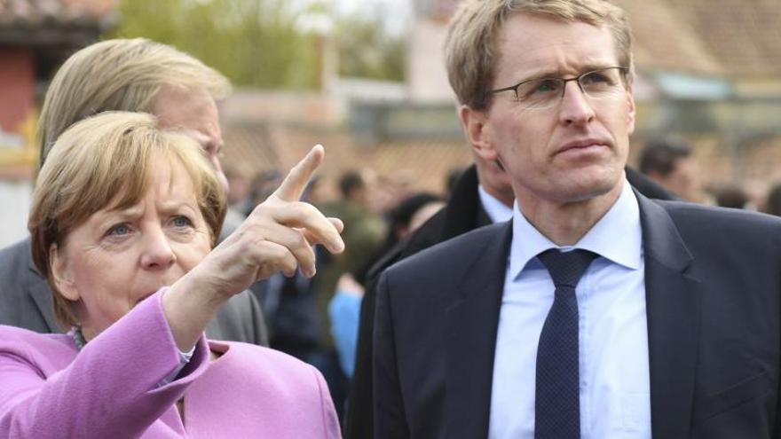 Merkel y el candidato del partido CDU para Schleswig-Holstein.