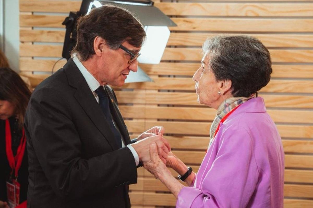 El president de la Generalitat, Salvador Illa, y la expresidenta del Senado chileno Isabel Allende.